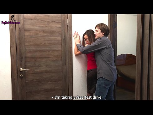 ❤️ Σέξι μεσίτρια τραβάει αισθησιακά το μουνί της και γαμάει ενώ πουλάει το διαμέρισμά της - Krempai ️ Ρωσικό πορνό ❌️